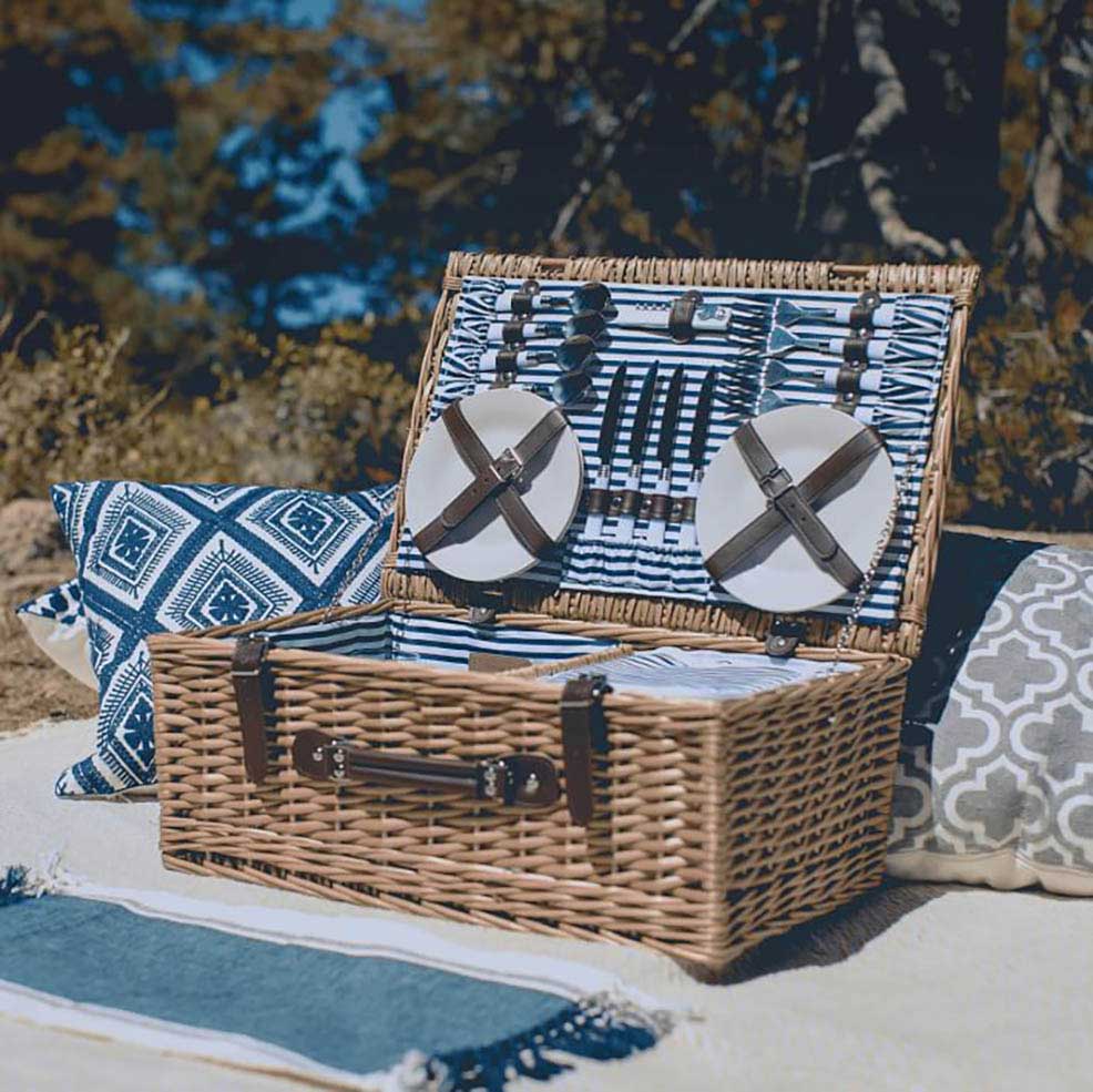 vintage-inspired picnic baskets