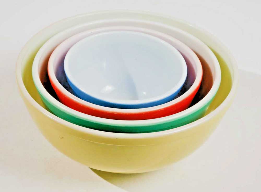 1940s Pyrex primary colors mixing bowl set