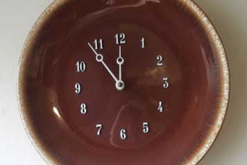 sm_HallPotteryWallClock Finding Antiques With a Good Eye