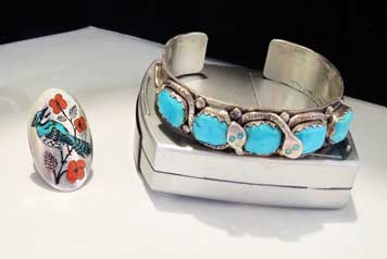 Finding Antiques With a Good Eye